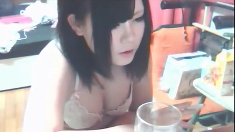 スレンダー美乳ギャルが極太ディルドを高速ピストンしてマジイキオナニー「無修正ライブチャット」