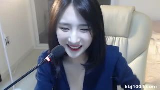 モデル級に可愛い子ですね、こんな可愛い子がライブチャットで股を広げてくれます