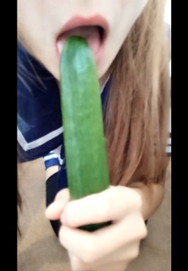 （软萌萝莉小仙）パイパン中国女がキュウリを擬似フェラしオマンコに挿入してオナニー