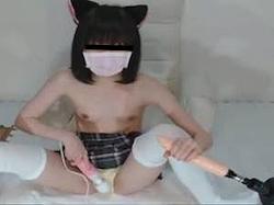猫耳＆ニーハイ姿のロリ美少女が貧乳丸出しにして電マオナニー！