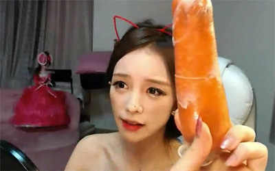 「今から人参食べるよ！(性的な意味で)」な放送をする韓国のチャットレディー
