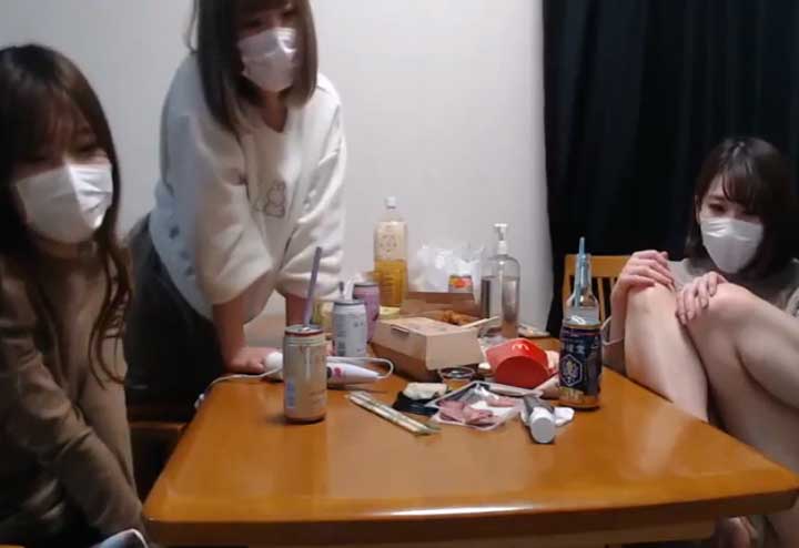 3人同時にリビングでオナニー