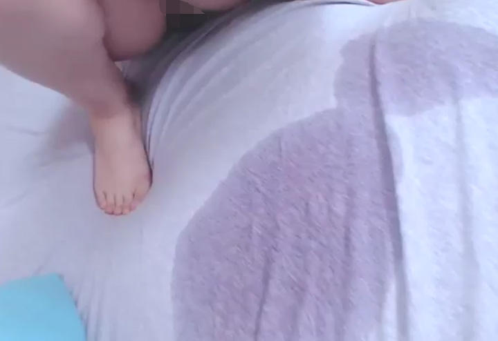 シーツに潮のシミが出来ている