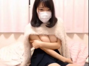 「無修正ライブチャット」マジ可愛い巨乳JKがおっぱいを手で寄せて手マンオナニーをしちゃう